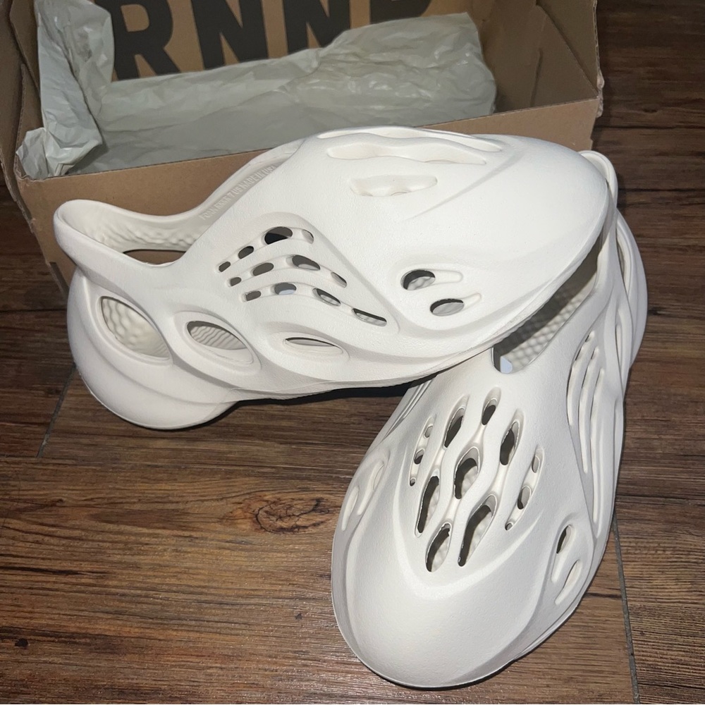Yeezy Foam Runner Ararat - Picture 2 of 3